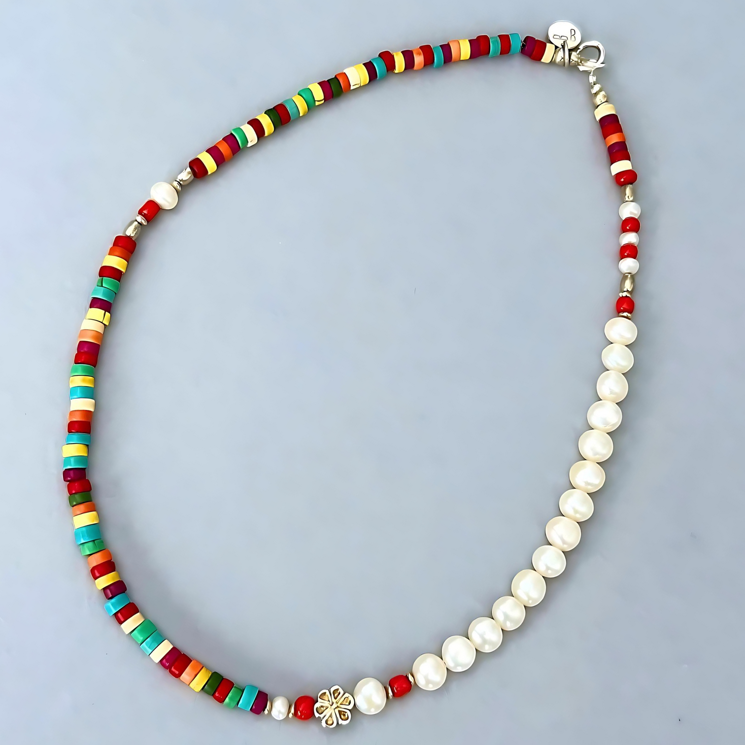 This trendy Le BijouBijou Happy Necklace is made with pearls and coloured howlite discs.