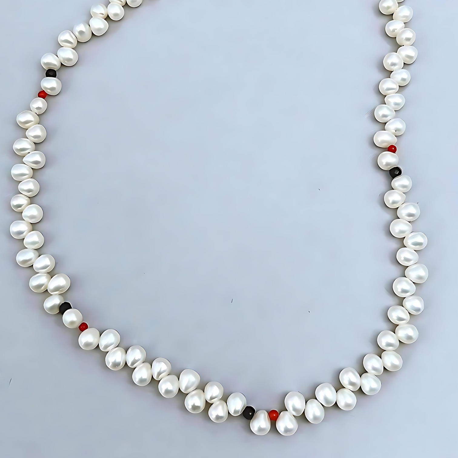 The LeBijouBijou_Funky_Pearls_The Le BijouBijou Funky Necklace is made with Freshwater_Pearls_Trendy_Pearls_Detail shot 